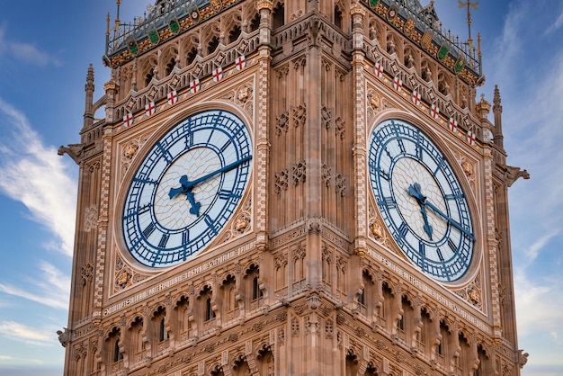 Vista de cerca de la torre del reloj big ben y westminster en londres