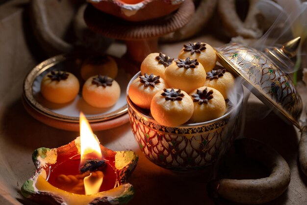 Vista de cerca de varios postres tradicionales tailandeses servidos en porcelana en bandeja de madera