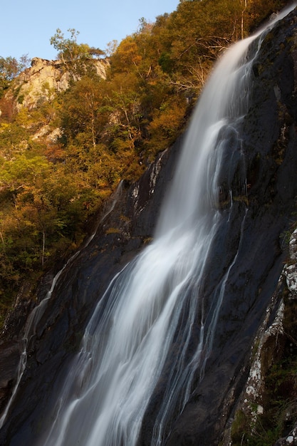 Vista cercana de Aber Falls en Gales