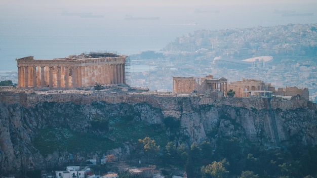 Vista cercana de la Acrópolis en Atenas