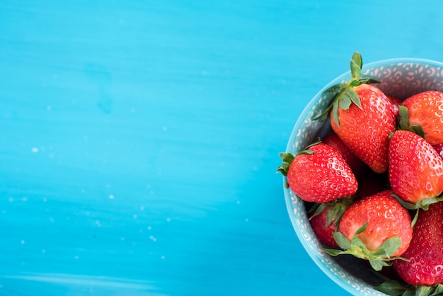 Vista cercana de algunas fresas frescas en un tazón