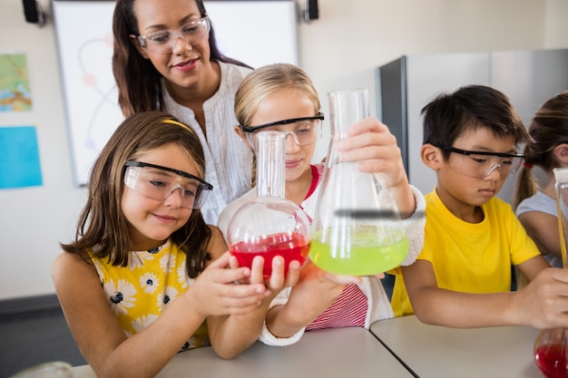 Vista cercana de alumnos haciendo ciencia