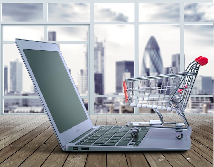 Foto vista cercana del carrito de compras en la computadora portátil