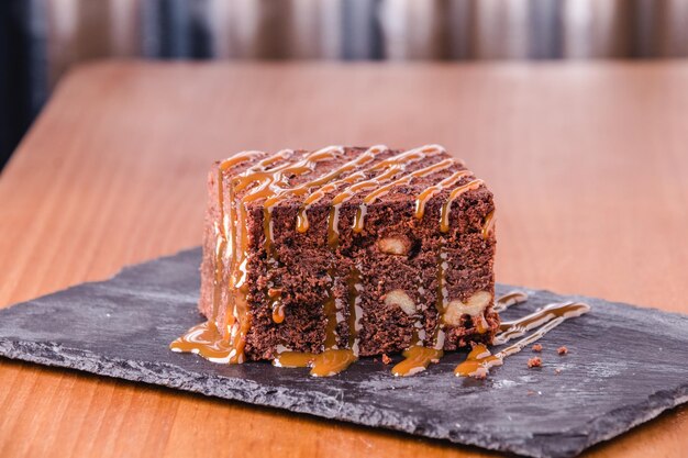 Vista cercana de un delicioso brownie de chocolate. Comida dulce