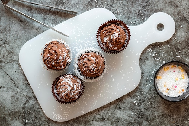 Foto vista cercana de deliciosos cupcakes de chocolate