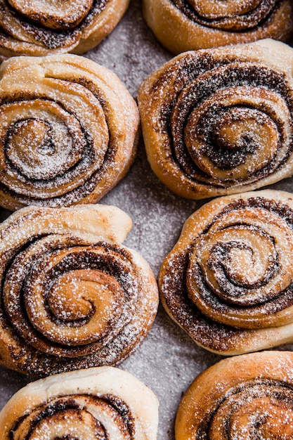 Vista cercana de deliciosos rollos de canela