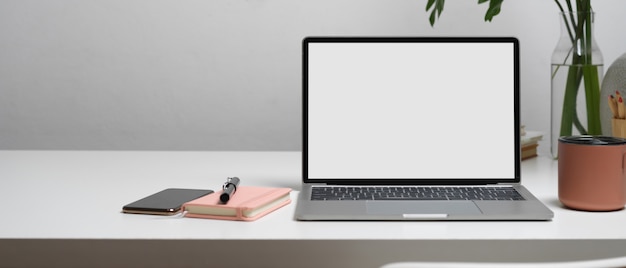 Vista cercana del espacio de trabajo con laptop