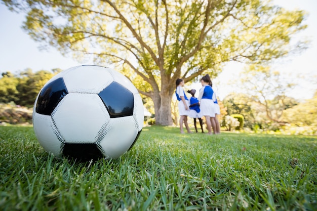 Vista cercana extrema del globo de fútbol