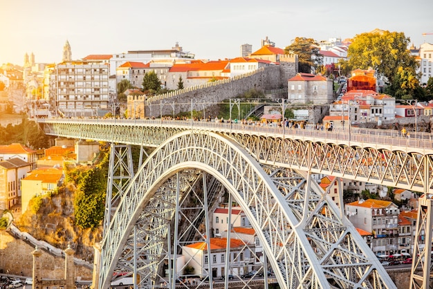 Vista cercana del famoso puente de hierro Luis en la ciudad de Oporto, Portugal