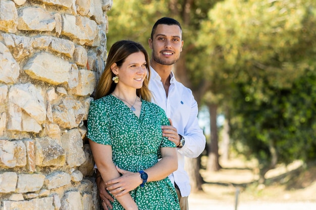 Vista cercana de una feliz pareja europea joven sosteniendo juntos