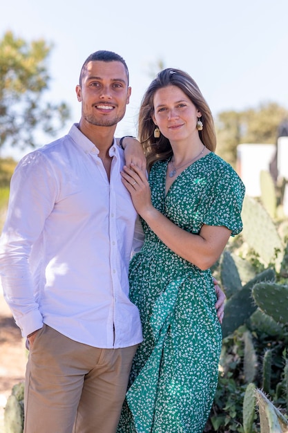 Vista cercana de una feliz pareja europea joven sosteniendo juntos