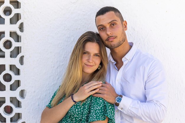 Vista cercana de una feliz pareja europea joven sosteniendo juntos