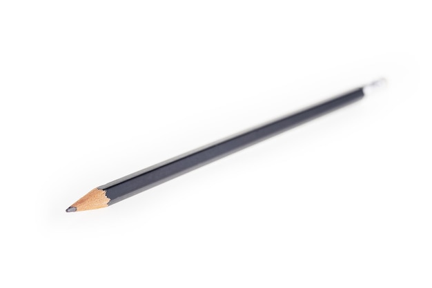 Vista cercana, lápiz de madera negro, aislado sobre fondo blanco.