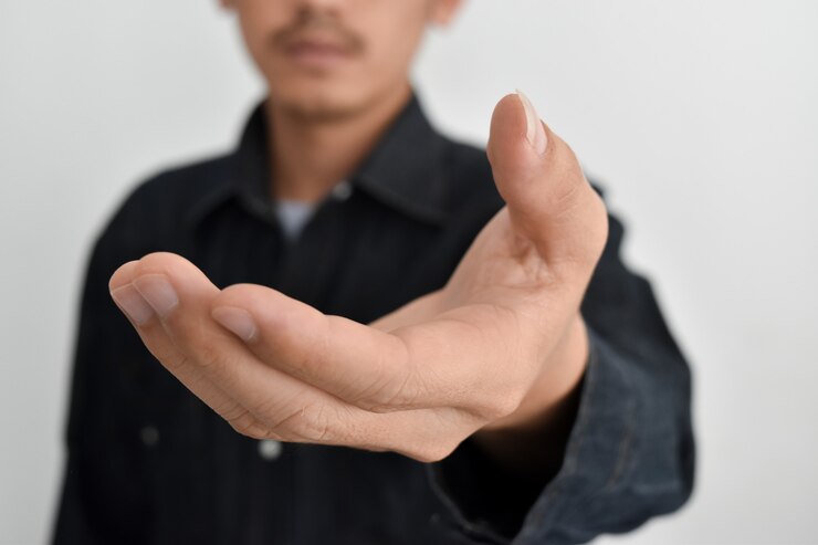 Foto vista cercana de la mano del hombre de negocios se acercó al apretón de manos
