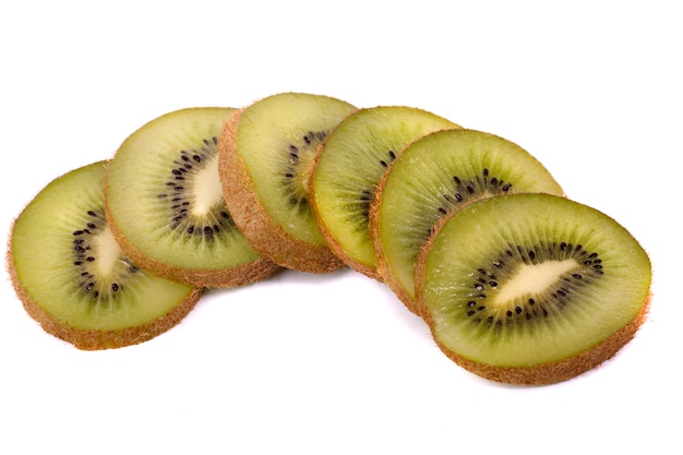 Vista cercana de un manojo de fruta de kiwi aislado en un fondo blanco.