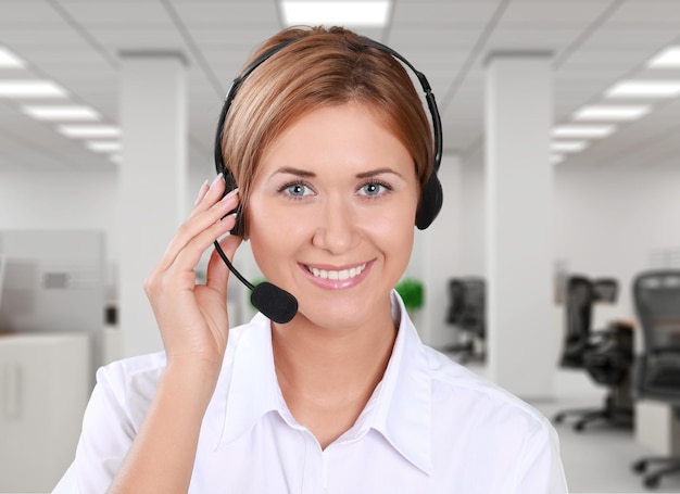 Vista cercana de mujer joven con auriculares, centro de llamadas o concepto de soporte