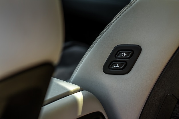 Vista cercana del panel de control de ajuste del asiento de coche eléctrico. Posición del asiento del automóvil ajustable. Interior del coche.