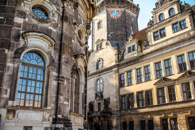 Vista cercana de la pared del antiguo castillo y la iglesia en Dresde, Alemania