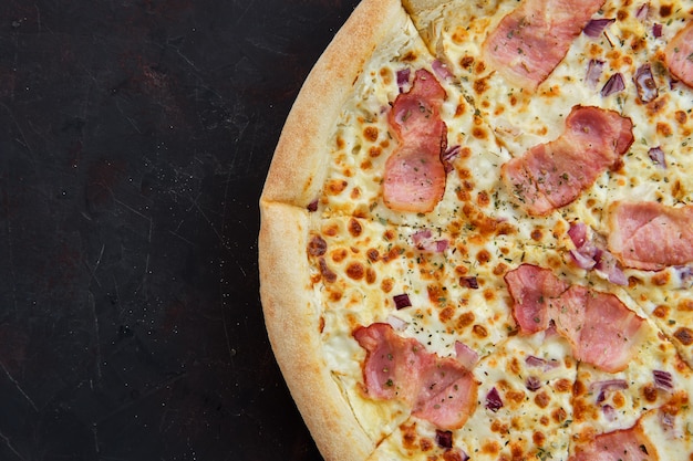 Vista cercana de pizza carbonara con tocino y cebolla