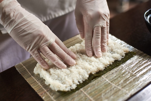 Vista cercana del proceso de preparación de sushi rodante