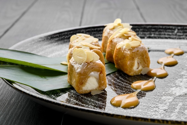 Vista cercana de sorbete con nueces, caramelo y hojuelas de maní