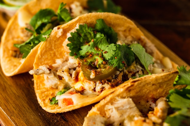 Una vista cercana de un taco con pollo y jalapeño y cilantro