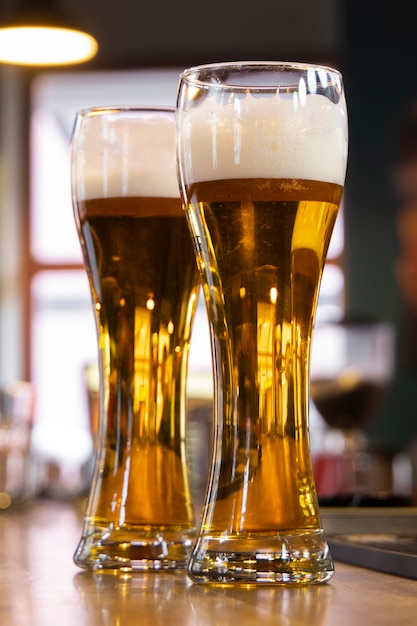 Foto vista de cerveza en vaso en la cervecería