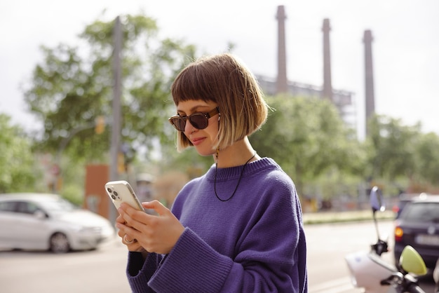 Vista de chat de mujer en el teléfono