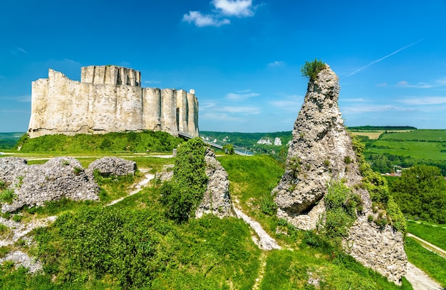 Vista del Chateau Gaillard, un castillo medieval en ruinas en la ciudad de Les Andelys - Normandía, Francia