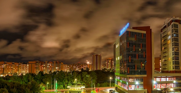 Vista de Cheboksary desde arriba de la ciudad por la noche