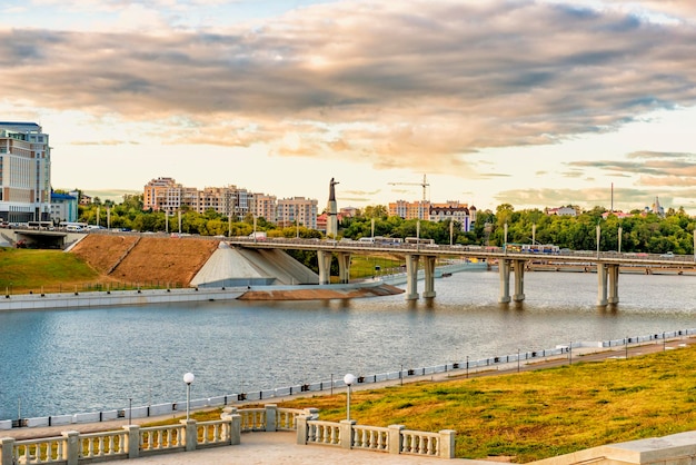 Vista de Cheboksary del centro histórico de la ciudad y el Puente de Moscú desde el terraplén Pionerskaya