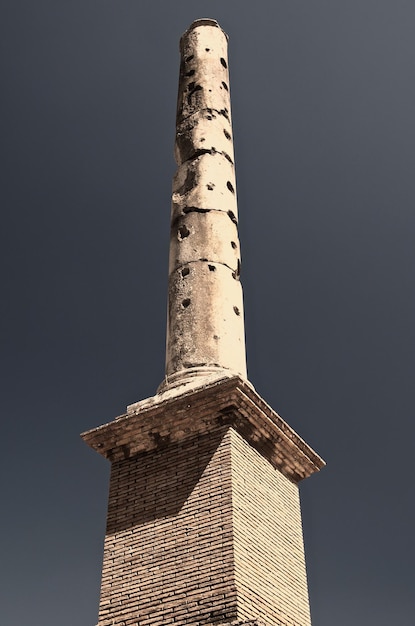 Foto vista de la chimenea desde un ángulo bajo