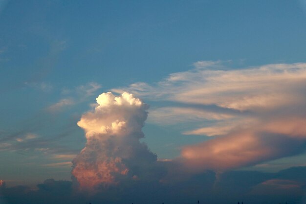 Foto vista del cielo en bajo ángulo al atardecer