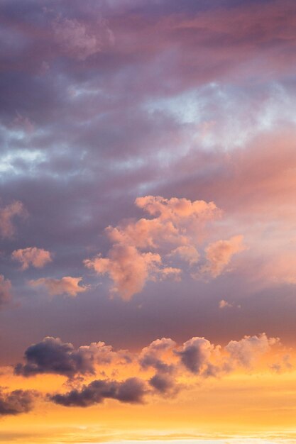 Foto vista del cielo en bajo ángulo durante la puesta de sol