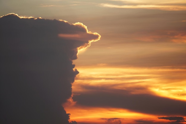 Vista del cielo en bajo ángulo durante la puesta de sol