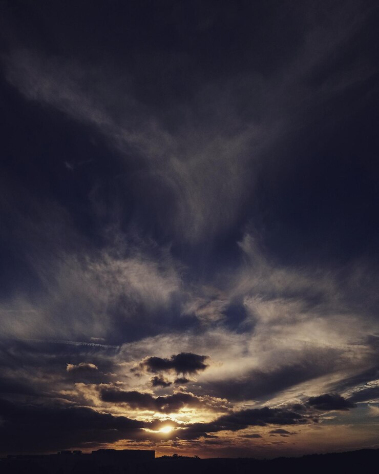 Foto vista del cielo en bajo ángulo durante la puesta de sol