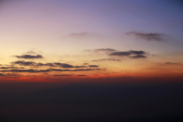 Vista del cielo en bajo ángulo durante la puesta de sol