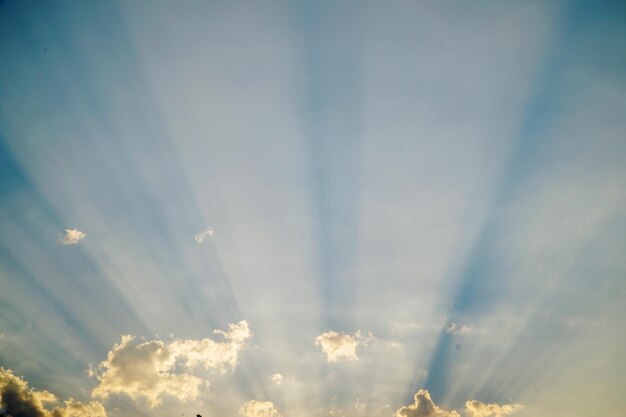 Foto vista del cielo en bajo ángulo durante la puesta de sol