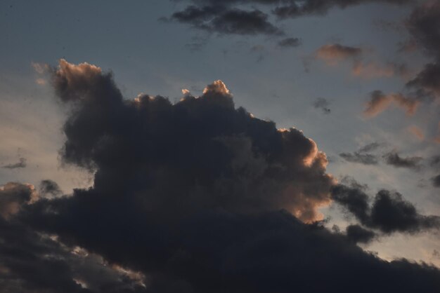 Foto vista del cielo desde un ángulo bajo durante la puesta de sol