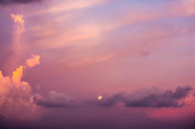 Vista del cielo en bajo ángulo durante la puesta de sol