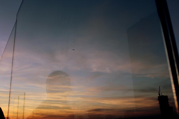 Foto vista del cielo en bajo ángulo a través de una ventana de vidrio