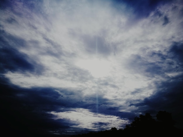 Foto vista del cielo en bajo ángulo