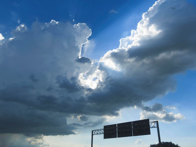 Foto vista del cielo en bajo ángulo