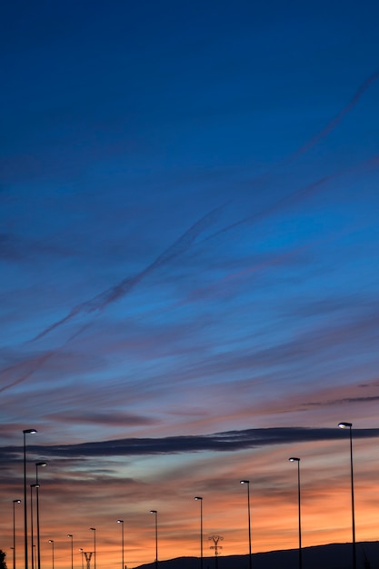 Vista del cielo del atardecer con farolas