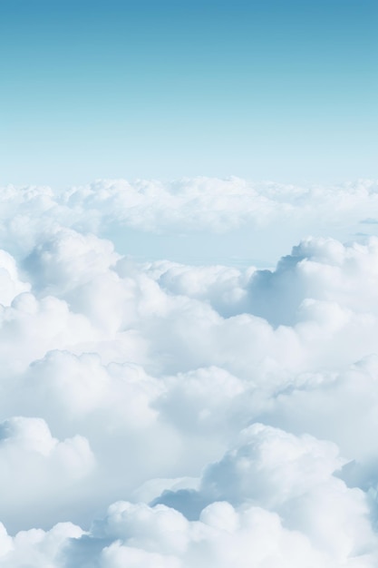 una vista del cielo desde un avión con nubes en el fondo