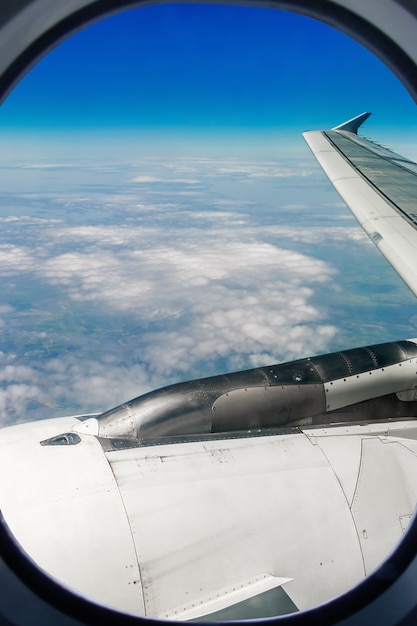 Foto vista del cielo desde el avión