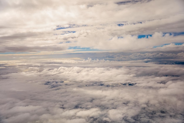 Una vista del cielo desde el avión.