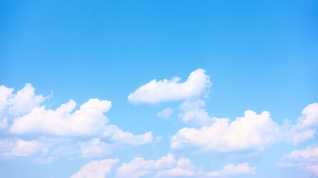 Vista del cielo azul claro con nubes blancas, puede utilizarse como fondo