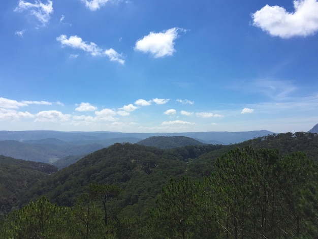 Vista del cielo azul y las montañas en Vietnam