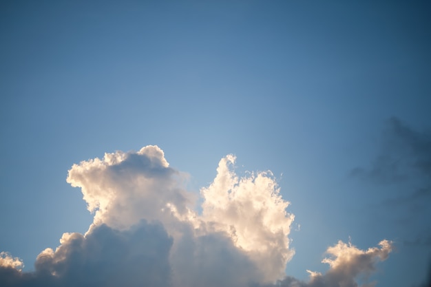 Vista del cielo azul con panorama de nubes, utilizando como fondo de pantalla o fondo de paisaje natural.